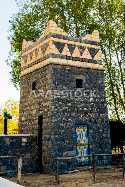 صورة لبرج حجري اسود قديم ،بناء اثري تاريخي ، معالم اثرية سياحية قديمة 