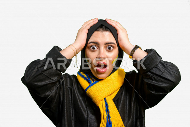بورتريه لإمرأة عربية سعودية خليجية تضع وشاح نادي الفريق , مشجعة لفريق النصر , إيماءات وجه ويدين تدل على الصدمة والذهول , أندية وتشجيع , خلفية بيضاء .