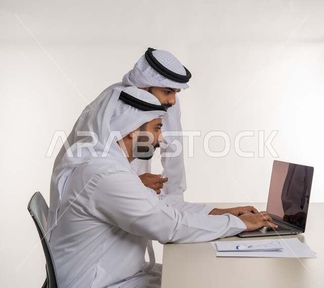 مفهوم الإدارة المتعاونة، بورتريه من الجانب لموظفين عربيين خليجيين اماراتيين يرتديان الغترة والكندورة البيضاء يناقشان أمور العمل، الوحدة والتفاعل الجماعي لتحقيق أهداف الشركة وحل المشكلات، خلفية بيضاء