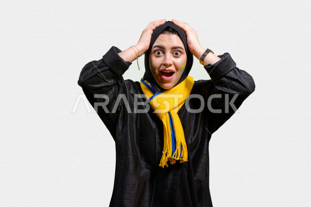 بورتريه لإمرأة عربية سعودية خليجية تضع وشاح نادي الفريق , مشجعة لفريق النصر , إيماءات وجه ويدين تدل على الشغف والحماس والفرحة بالفوز , أندية وتشجيع , خلفية بيضاء .