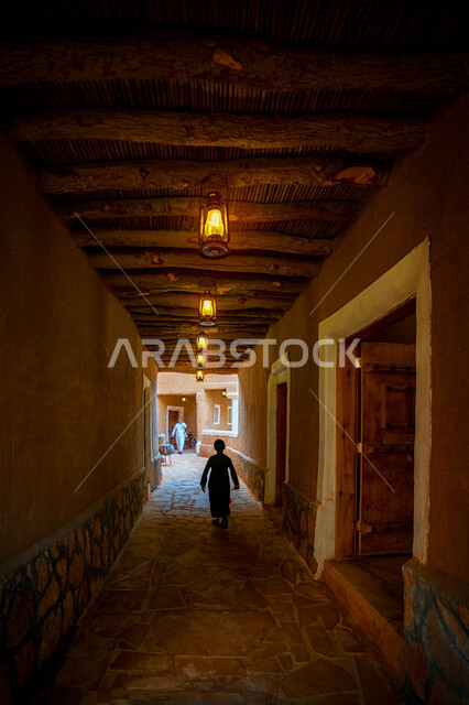 تصوير من الداخل لمسجد مشرفة التاريخي في محافظة المجمعة في الرياض ، مسجد مبني من الطين والحجر ، مئذنة مخروطية الشكل ،  اقدم مسجد في روضة السدير