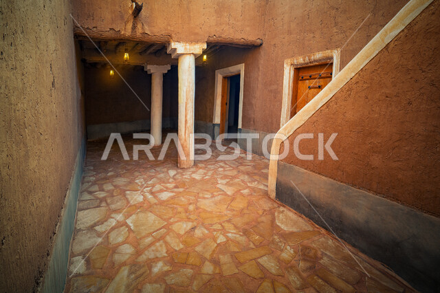 تصوير من الداخل لمسجد مشرفة التاريخي في محافظة المجمعة في الرياض ، مسجد مبني من الطين والحجر ، مئذنة مخروطية الشكل ،  اقدم مسجد في روضة السدير