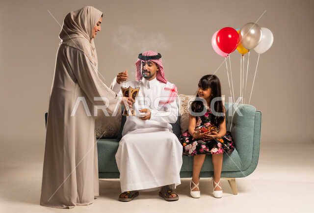 الاجتماعات والاحتفالات العائلية، بورتريه لعائلة عربية خليجية سعودية تحتفل بقدوم العيد بايماءات البهجة والسرور، تبخير وتعطير وتطييب الأسرة بالمسك والعود، الألفة والمودة بين أفراد الأسرة السعودية، خلفية بيج