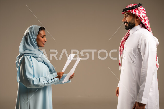 متابعة إنجازات مهام الموظفين، الرغبة في تعلم اساليب العمل والتطوير المهني، بورتريه مقرب لزميلين عربيين خليجيين سعوديين يقومان بتطوير الخطط وحل المشكلات لتحقيق أهداف الشركة، الانتباه للملاحظات وتطبيقها، العمل الجماعي وروح الفريق الواحد، خلفيه رمادية