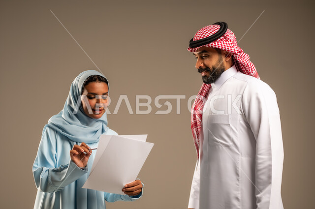 متابعة إنجازات مهام الموظفين، الرغبة في تعلم اساليب العمل والتطوير المهني، بورتريه مقرب لزميلين عربيين خليجيين سعوديين يقومان بتطوير الخطط وحل المشكلات لتحقيق أهداف الشركة، الانتباه للملاحظات وتطبيقها، العمل الجماعي وروح الفريق الواحد، خلفيه رمادية