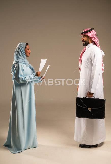 متابعة إنجازات مهام الموظفين، الرغبة في تعلم أساليب العمل والتطوير المهني، بورتريه لزميلين عربيين خليجيين سعوديين يقومان بتطوير الخطط وحل المشكلات لتحقيق أهداف الشركة، الانتباه للملاحظات وتطبيقها، العمل الجماعي وروح الفريق الواحد، الجسم بالطول الكامل، خلفية بيج