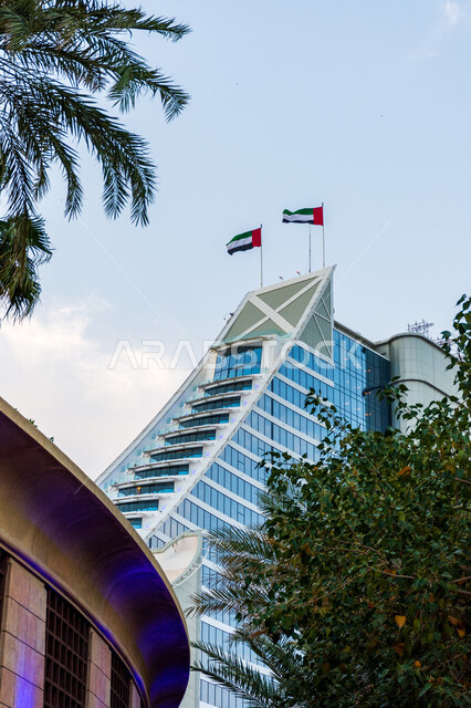 الفن الهندسي المعماري للأبراج وناطحات السحاب , استقطاب السياح من أنحاء العالم، فندق برج العرب في مدينة دبي ، النمو و التطور العمراني على ساحل الخليج العربي ، الواجهة السياحية في الإمارات العربية المتحدة