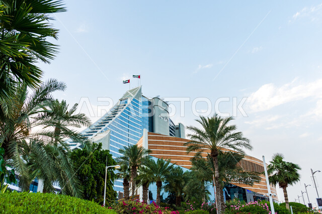 الفن الهندسي المعماري للأبراج وناطحات السحاب , استقطاب السياح من أنحاء العالم، فندق برج العرب في مدينة دبي ، النمو و التطور العمراني على ساحل الخليج العربي ، الواجهة السياحية في الإمارات العربية المتحدة