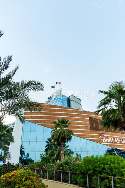 الفن الهندسي المعماري للأبراج وناطحات السحاب , استقطاب السياح من أنحاء العالم، فندق برج العرب في مدينة دبي ، النمو و التطور العمراني على ساحل الخليج العربي ، الواجهة السياحية في الإمارات العربية المتحدة