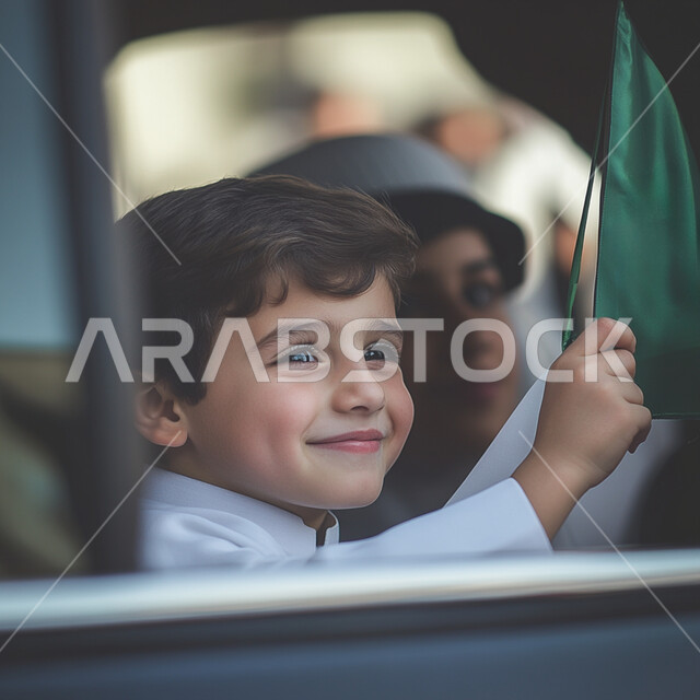 أعياد ومناسبات وطنية شعبية, الاحتفال باليوم الوطني السعودي 23 سبتمبر, مفهوم الاعتزاز و الفخر و الانتماء للوطن, صورة مقربة لولد عربي خليجي سعودي يرتدي الثوب التقليدي يحمل بيده راية خضراء و ينظر بإيماءات السعادة والسرور
