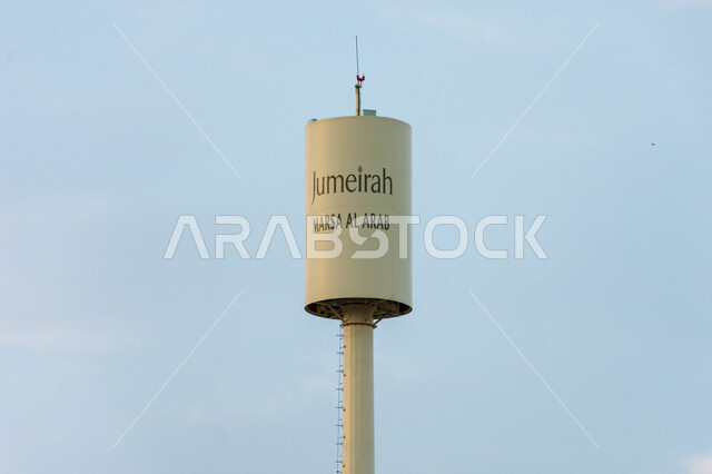 مقصد السياح و الزائرين من مختلف البلدان, أماكن ومعالم سياحية مشهورة ,النمو والتطور العمراني  في الامارات العربية المتحدة, الفن الهندسي المعماري على الطراز الحديث لبرج الاتصالات في جميرا مرسى العرب في مدينة دبي 