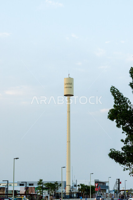 مقصد السياح و الزائرين من مختلف البلدان, أماكن ومعالم سياحية مشهورة ,النمو والتطور العمراني  في الامارات العربية المتحدة, الفن الهندسي المعماري على الطراز الحديث لبرج الاتصالات في جميرا مرسى العرب في مدينة دبي 