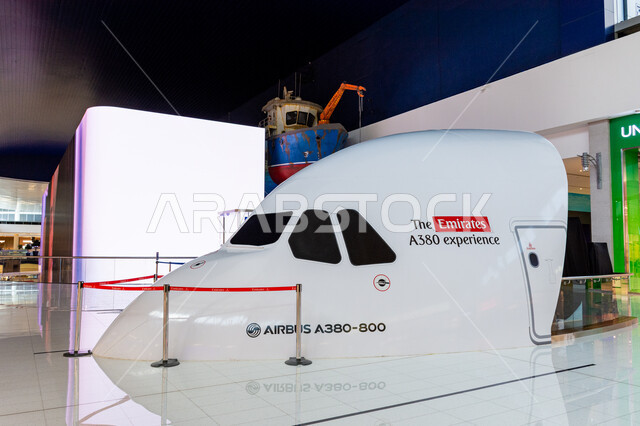 نموذج لطائرة داخل مول دبي، النقل الجوي في الإمارات, توفير الخدمات المتطورة لسهولة التنقل بين البلدان، اهم مركز جوي في الشرق الاوسط، معالم واماكن سياحية مشهورة