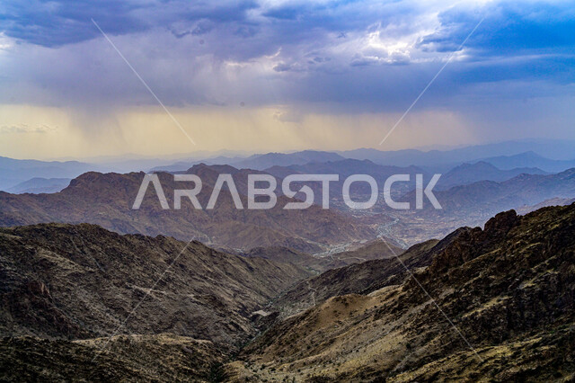 التكوينات والتشكيلات الصخرية، القمم والمرتفعات الجبلية، الاجواء الضبابية على جبال الطائف غرب المملكة العربية السعودية، المناطق السياحية الطبيعية,السماء المليئة بالغيوم , خلفية الطبيعة