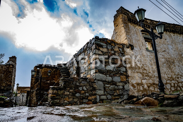 الفن الهندسي المعماري على الطراز القديم، القلاع الأثرية التاريخية المشيدة من الحجارة في مدينة الباحة، البيوت والمباني الحجرية في القرى التراثية، المعالم السياحية المشهورة في المملكة العربية السعودية