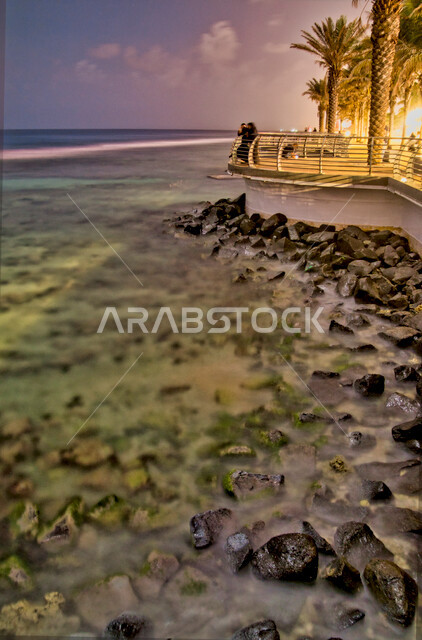 إطلالة جميلة على كورنيش جدة بالمملكة العربية السعودية ، واجهة جدة البحرية على سواحل البحر الأحمر غرب المملكة ، منظر ليلي لكورنيش جدة ، السياحة في السعودية ، المناظر الطبيعية الخلابة ، المعالم السياحية والساحلية في جدة