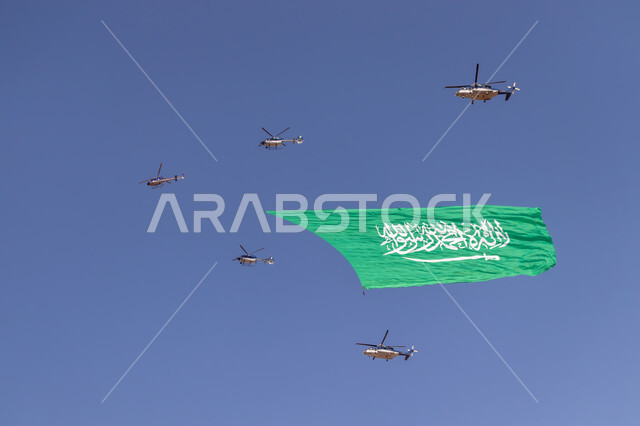 طائرات هليكوبتر تحمل العلم تحلق في السماء، الاحتفال بالمناسبات والأعياد الوطنية، ذكرى اليوم الوطني 23 سبتمبر، راية التوحيد والإسلام وشعار الهوية الوطنية، خلفية السماء الزرقاء