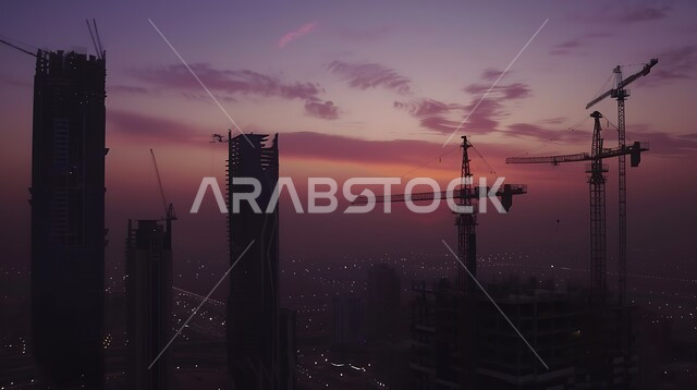 التطور المعماري بالمملكة العربية السعودية، إنشاء الأساسات والهياكل للمشروعات السكنية والمصانع, المباني والمشاريع الضخمة تحت التشييد عند الغسق، مفهوم تحسين البنية التحتية للبلاد، أعمال البناء والمقاولات والتطوير العقاري، الرافعات والسقالات والآلات في موقع البناء