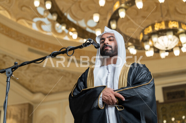 إمامة المسلمين في المسجد, الشعور بالخشوع والطمأنينة, الركن الثاني من أركان الإسلام, أداء فرائض الدين الإسلامي, إقامة الصلاة على وقتها، صورة مقربة لإمام عربي خليجي إماراتي يرتدي البشت والكندورة والغترة البيضاء يقوم بأداء فريضة الصلاة