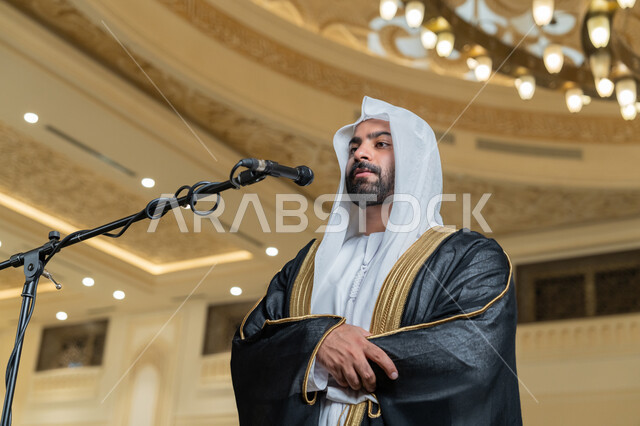 إمامة المسلمين في المسجد, الشعور بالخشوع والطمأنينة, الركن الثاني من أركان الإسلام, أداء فرائض الدين الإسلامي, إقامة الصلاة على وقتها، صورة مقربة لإمام عربي خليجي إماراتي يرتدي البشت والكندورة والغترة البيضاء يقوم بأداء فريضة الصلاة