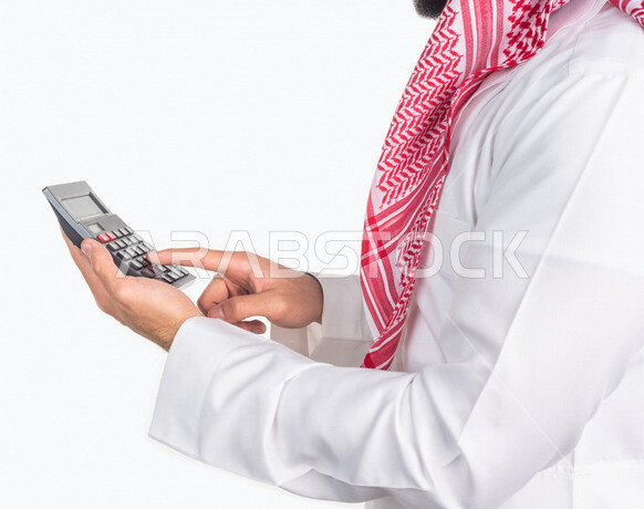 بورتريه لرجل عربي خليجي يحمل بيده الة حاسبة، العمل في ادارة الحسابات، استخدام الالة الحاسبة في اجراء العمليات الحسابية