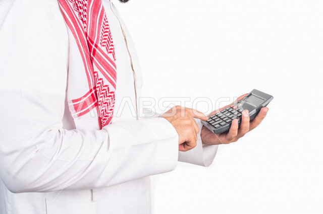 بورتريه لرجل عربي خليجي يحمل بيده الة حاسبة، العمل في ادارة الحسابات، استخدام الالة الحاسبة في اجراء العمليات الحسابية