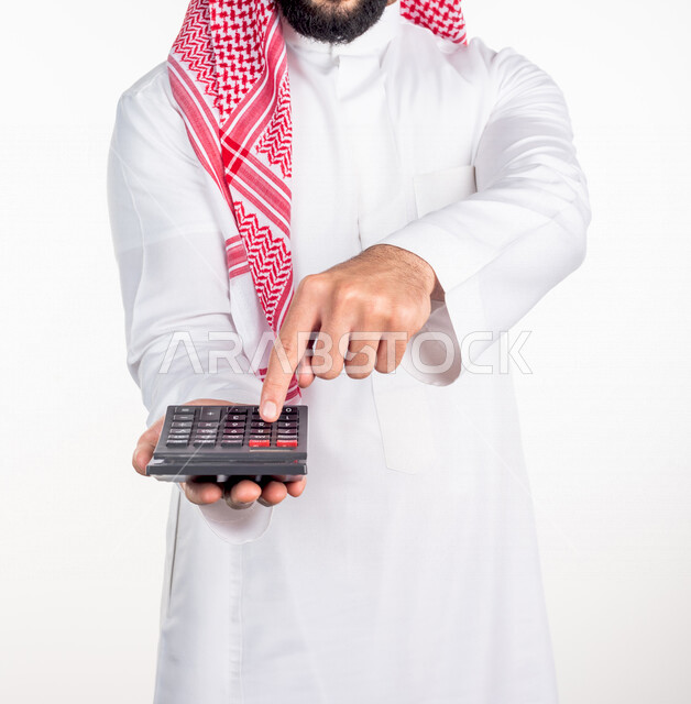 بورتريه لرجل عربي خليجي يحمل بيده الة حاسبة، العمل في ادارة الحسابات، استخدام الالة الحاسبة في اجراء العمليات الحسابية