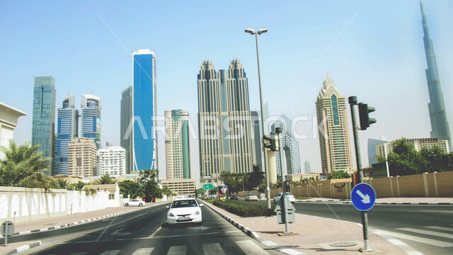 حركة مرور السيارات في الشوارع والطرقات، الفن الهندسي المعماري للمباني والمنشآت السكنية والتجارية، التقدم والتوسع العمراني في دولة الإمارات العربية المتحدة، الأبراج وناطحات السحاب في مدينة دبي