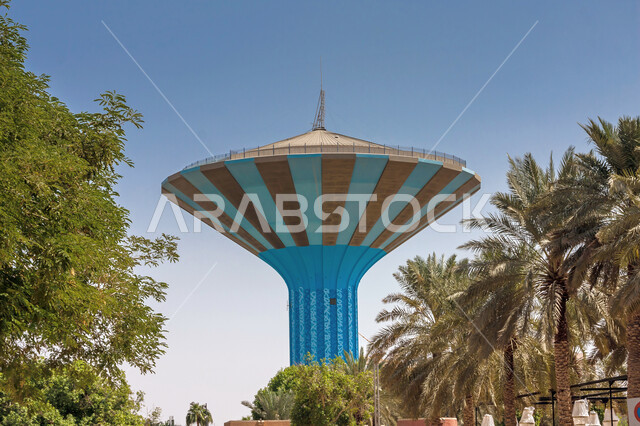 النمو العمراني والتطور لتنشيط حركة السياحة في المملكة, الفن الهندسي المعماري للمباني وناطحات السحاب والأبراج في السعودية, صورة مقربة لبرج المياه المخروطي في حديقة الوطن في حي المربع, أماكن ومعالم سياحية تراثية مشهورة في الرياض