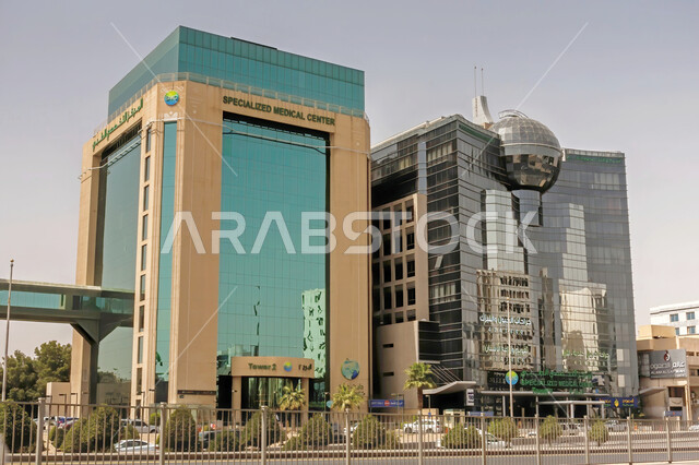 مراكز متطورة لتقديم الرعاية الصحية، الفن الهندسي المعماري على الطراز الحديث، الواجهات الزجاجية الضخمة لمستشفى المركز الطبي في الرياض، الاهتمام بالنباتات الخضراء، النمو والتقدم العمراني لمباني المشافي في المملكة العربية السعودية