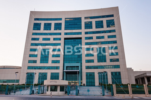 النمو والتقدم العمراني في المملكة العربية السعودية، الفن الهندسي المعماري على الطراز الحديث والمتطور لبناء المنشآت التجارية والحكومية، صورة من الأسفل لوزارة التربية والتعليم بالرياض ،واجهات زجاجية ضخمة