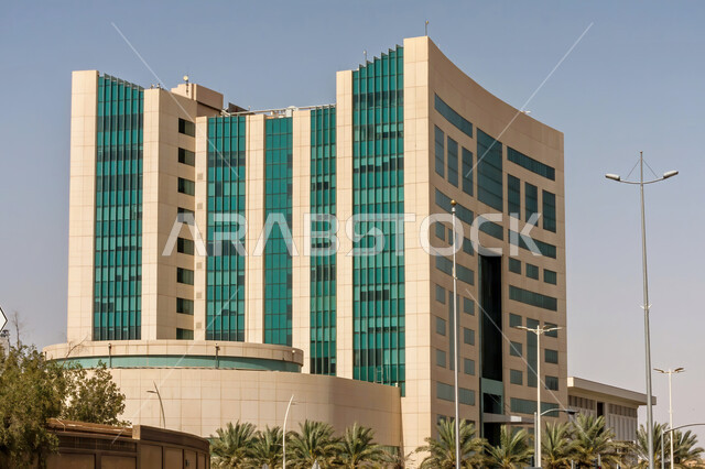 النمو والتقدم العمراني في المملكة العربية السعودية، الفن الهندسي المعماري على الطراز الحديث والمتطور لبناء المنشآت التجارية والحكومية، صورة من الأسفل لوزارة التربية والتعليم بالرياض ،واجهات زجاجية ضخمة