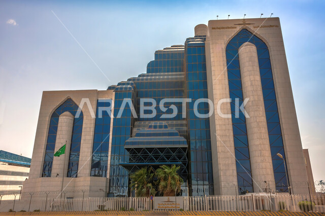 النمو و التقدم العمراني, الفن الهندسي المعماري على الطراز الحديث للشركات النفطية في المملكة العربية السعودية, شركة بترومين بواجهات زجاجية ضخمة, الاهتمام في زراعه النباتات الخضراء