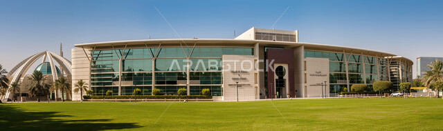 الفن الهندسي المعماري للمباني الثقافية, صورة بانورامية لمبنى جامعة الملك فيصل في المملكة العربية السعودية, تعزيز التعليم والوعي الفكري، الانتماء الوطني لطلبة الجامعة, الاهتمام بالنباتات الخضراء والتشجير