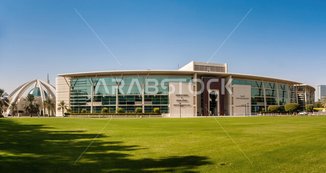 الفن الهندسي المعماري لمبنى جامعة الملك فيصل في المملكة العربية السعودية, تعزيز التعليم والوعي الفكري، الانتماء الوطني لطلبة الجامعة, الاهتمام بالنباتات الخضراء والتشجير