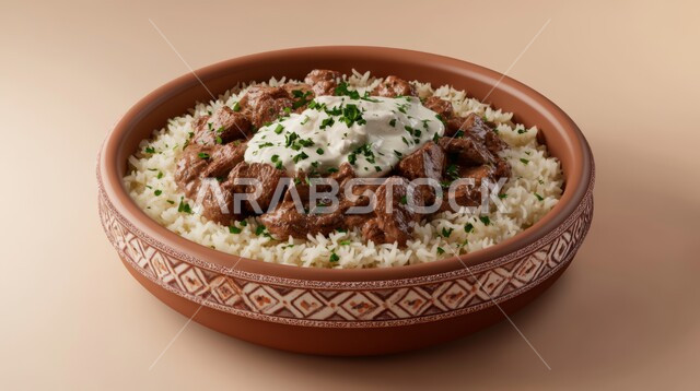 الأطعمة الغنية بالبروتين، طبق فخاري من الأرز ولحم الضأن المسلوق المزين  بصلصة الزبادي والبقدونس، فن تحضير وتزيين وتقديم الطعام في مطاعم ومطابخ المملكة العربية السعودية، أكلات شعبية تقليدية مشهورة، خلفية بيج
