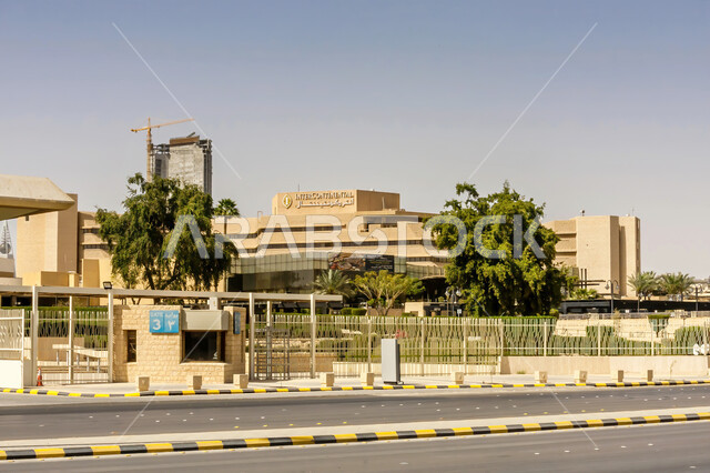 البناء الخارجي لفندق انتركونتينتال في مدينة الرياض في المملكة العربية السعودية، الفن الهندسي المعماري للفنادق والابراج الحديثة, طرق وشوارع ومعالم  السياحية المشهورة في دول الخليج، اماكن السياحة والترفيه العربية