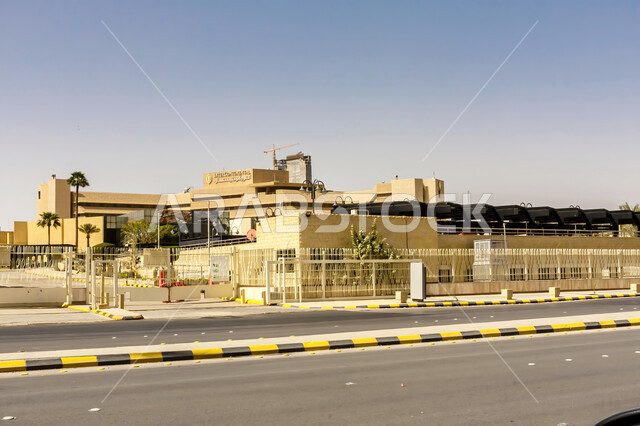 البناء الخارجي لفندق انتركونتينتال في مدينة الرياض في المملكة العربية السعودية، الفن الهندسي المعماري للفنادق والابراج الحديثة, طرق وشوارع ومعالم  السياحية المشهورة في دول الخليج، اماكن السياحة والترفيه العربية