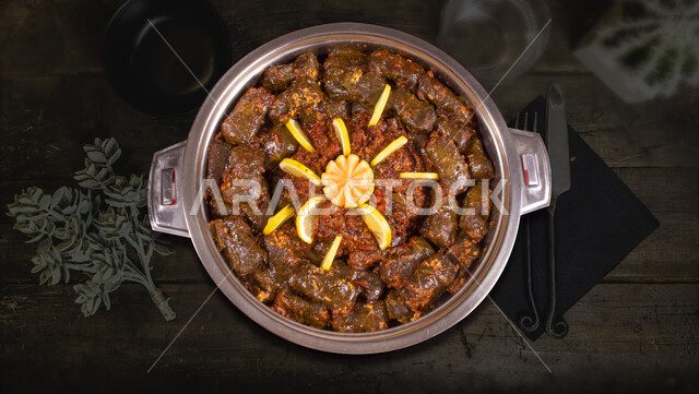 طنجرة من ورق العنب الملفوف مع التوابل والليمون, وجبة صحية ذات قيمة عالية,  مطاعم للمأكولات العربية الشرقية, أطعمة غذائية غنية بالبروتين، فنون تقديم الطعام في مطابخ المملكة العربية السعودية، اكلات عربية خليجية شهية، اشهر الاطباق القديمة للمطبخ السعودي