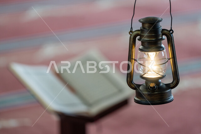 تدبر الآيات القرآنية والتفكر بها، الالتزام بالورد اليومي, الاحتفال بقدوم شهر رمضان المبارك, مفهوم التمعن بسور القرآن الكريم, فانوس معدني تقليدي مضيء، مكان مخصص للعبادة والطاعة والتقرب الى الله