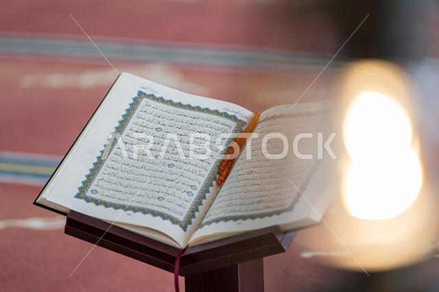 مفهوم التمعن بسور القرآن الكريم، فانوس معدني تقليدي مضيء، مكان مخصص للعبادة والطاعة والتقرب الى الله, تدبر الآيات القرآنية والتفكر بها، الالتزام بالورد اليومي, الاحتفال بقدوم شهر رمضان المبارك
