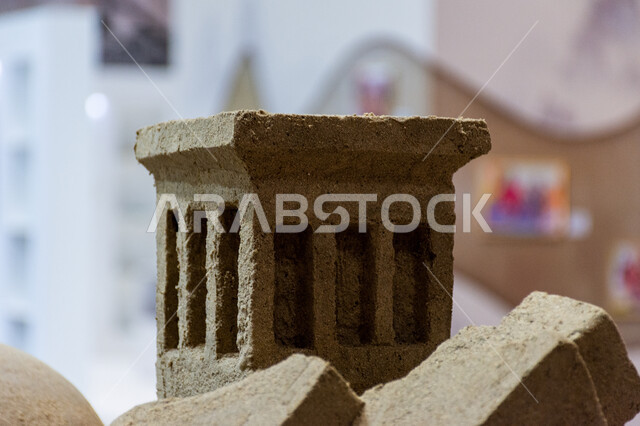 النحت على الرمل في جناح الفنانين في معرض أبوظبي الدولي للكتاب 2024, استقطاب وجذب السياح من أنحاء العالم، معارض وفعاليات في الإمارات العربية المتحدة، معالم و أماكن سياحية ثقافية مشهورة, الحرف والفنون اليدوية