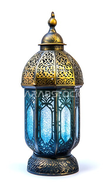  فوانيس وتحف اسلامية تقليدية للاحتفال بقدوم شهر الخير، فانوس باللون الذهبي عربي معدني مزخرف مضيء، إضاءة وزينة شهر رمضان المبارك، مصابيح وأنوار في الأجواء الرمضانية الروحانية، خلفية بيضاء