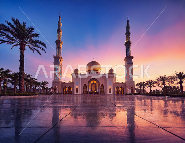 أماكن ومعالم دينية مقدسة في المملكة العربية السعودية، دعوة ونداء المسلمين إلى الصلاه، الاهتمام في زراعة أشجار النخيل في ساحة الجامع، منظر مسجد كبير وقت غروب الشمس، مفهوم العبادة والتقرب إلى الله، الفن الهندسي المعماري للمآذن والقبب المزخرفة على الطراز الحديث