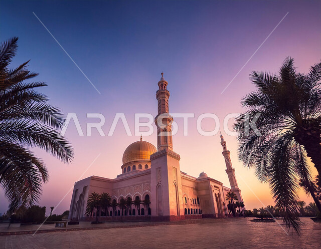 الفن الهندسي المعماري للمآذن والقبب المزخرفة على الطراز الحديث، أماكن ومعالم دينية مقدسة في المملكة العربية السعودية، دعوة ونداء المسلمين إلى الصلاه، الاهتمام في زراعة أشجار النخيل في ساحة الجامع، منظر مسجد كبير وقت غروب الشمس، مفهوم العبادة والتقرب إلى الله