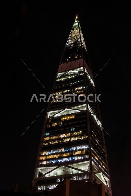 النمو والتطور العمراني في العاصمة، صورة مقربة لبرج الفيصلية المضاء في الليل في مدينة الرياض، الفن الهندسي المعماري للأبراج وناطحات السحاب في المملكة العربية السعودية، المعالم السياحية المشهورة