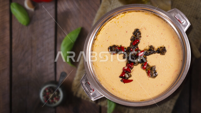 طبق كبير من اكلة الجريش هوم الخليجية المزينة, وجبة ذات قيمة غذائية عالية، فنون التقديم في مطاعم ومطابخ المملكة العربية السعودية، أطباق من المأكولات العربية التقليدية الشعبية، وصفات طعام شهية صحية ولذيذة