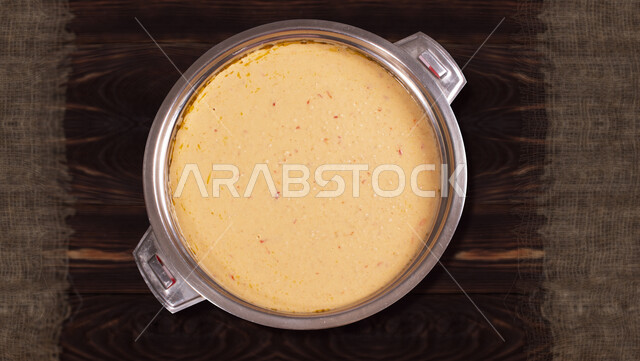 طبق كبير من اكلة الجريش الخليجية, وجبة ذات قيمة غذائية عالية، فنون التقديم في مطاعم ومطابخ المملكة العربية السعودية، أطباق من المأكولات العربية التقليدية الشعبية، وصفات طعام شهية صحية ولذيذة