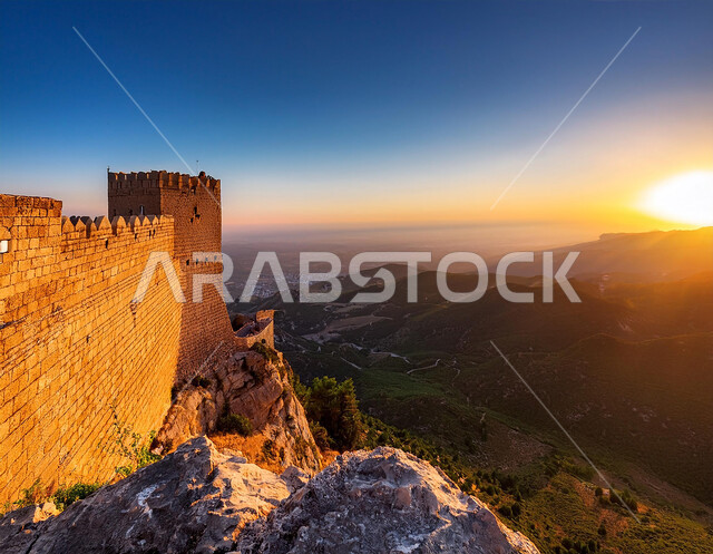 الأبنية الحجرية التراثية، قلعة قديمة في وسط الجبال وقت غروب الشمس، أماكن جذب واستقطاب السائحين من أنحاء العالم، المرتفعات والقمم والطبيعة الجبلية في المملكة العربية السعودية، الفن الهندسي المعماري لبناء الحصون والقلاع على الطراز القديم