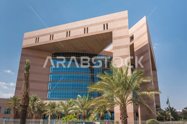 المركز الرئيسي لصندوق التنمية الزراعية بالرياض، الاهتمام بالزراعة وتطوير طرق الري والفلاحة، مراكز ومعالم هامة في المملكة العربية السعودية، النهضة بالاقتصاد الوطني السعودي، الفن الهندسي المعماري في بناء الواجهة المميزة، أشجار النخيل الخضراء المحيطة بالمبنى